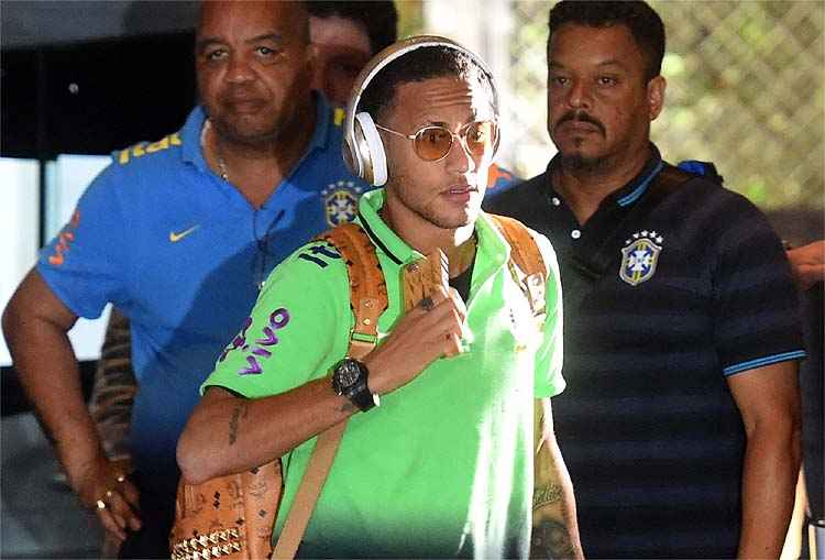 Eliminatórias: Neymar dribla torcida e imprensa e chega antes do previsto a Belo Horizonte