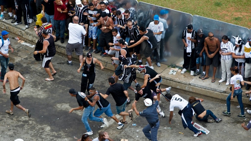 Torcedores do Corinthians são detidos por ameaçar juíza
