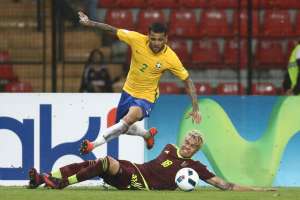 Eliminatórias: 'Tenho certeza de que Messi é o jogador da década', diz Daniel Alves