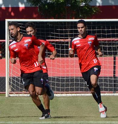 Michel (à esq.) pode ser anunciado a qualquer momento como reforço do Grêmio