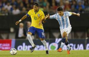 Multada por homofobia de torcida, CBF fará campanha antes de Brasil x Argentina