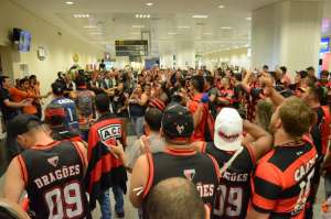 Série B: Após acesso, jogadores do Atlético-GO são recebidos com festa