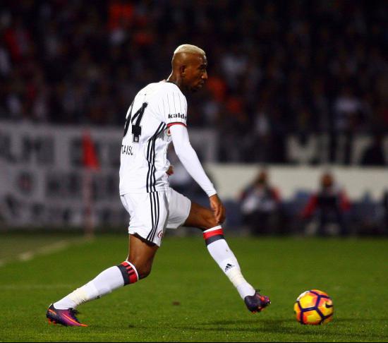 Anderson Talisca inicia fisioterapia após quebrar o pé