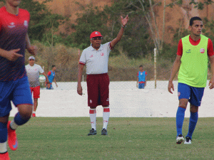 Série B: Givanildo poupa atletas de treino e gera dúvida sobre escalação do Náutico