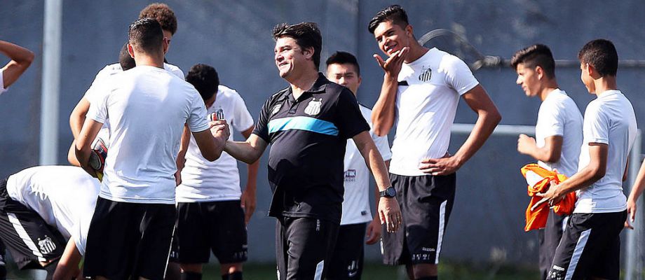 Com os pés no chão, Aarão Alves busca a vaga com o Santos (Foto: Pedro Ernesto Guerra Azevedo / Santos|) 