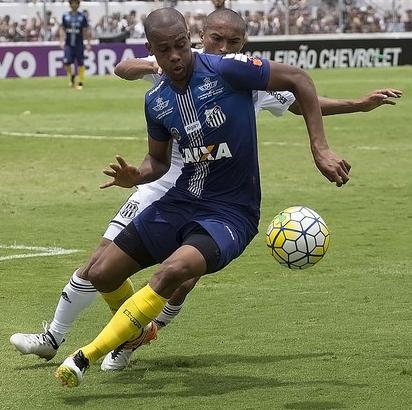 Nino Paraíba (atrás de Copete) tem sido útil na amrcação