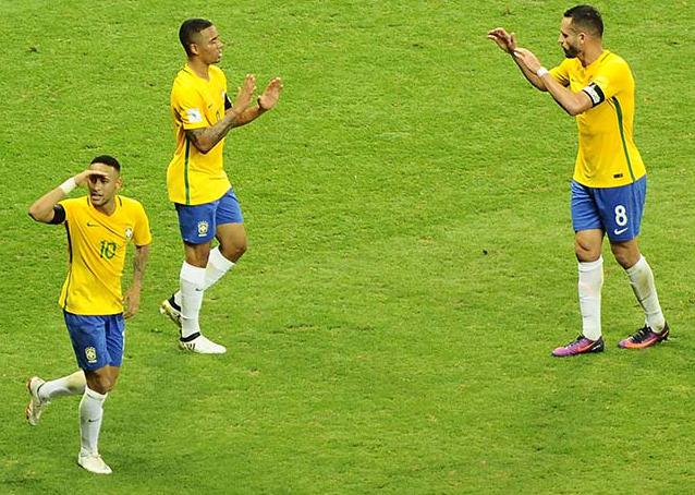 Neymar, Jesus e Renato Augusto festejam gol contra a Argentina