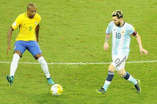 Fernandinho fez bem a marcação em cima de Messi