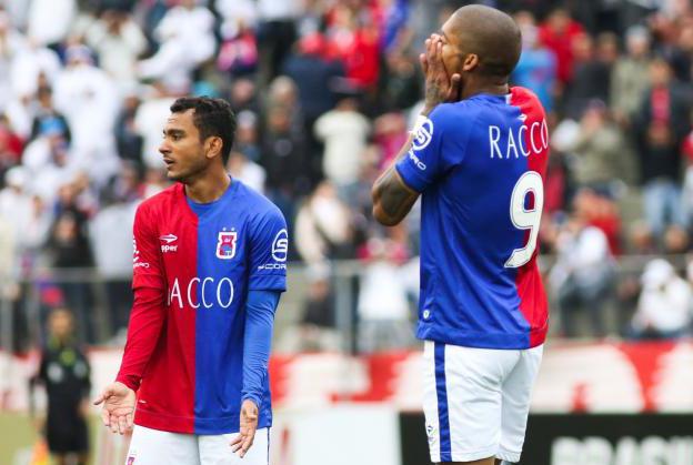 Fernando Karanga, camisa 9, reclamou e foi expulso. Paraná perdeu, mas está livre de queda. Foto: Joka Madruga
