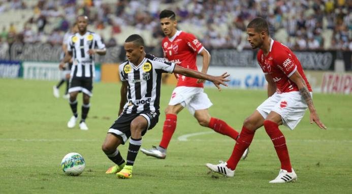 Ceará errou muitos passes e não soube como superar a boa marcação do Vila Nova