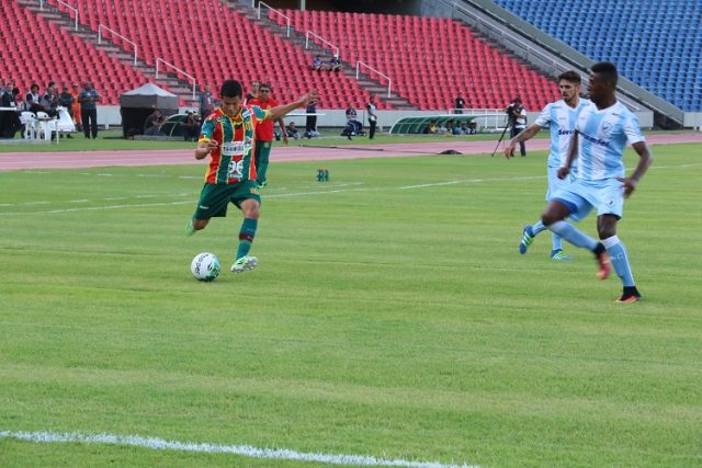 Tubarão vence lanterna e reacende esperanças (Foto: Elias Auê)