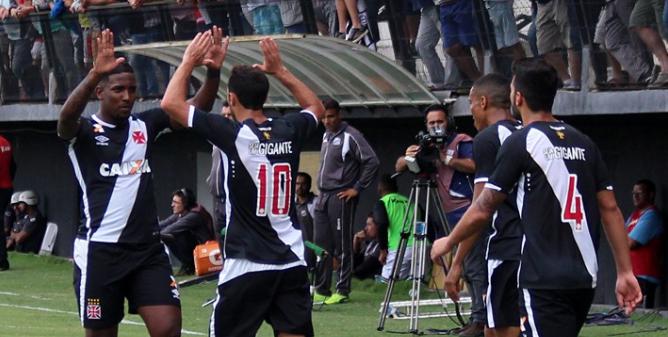 Thalles cumprimenta Nenê (camisa 10) os dois melhores na vitória em Bragança. Foto: Nelson Costa