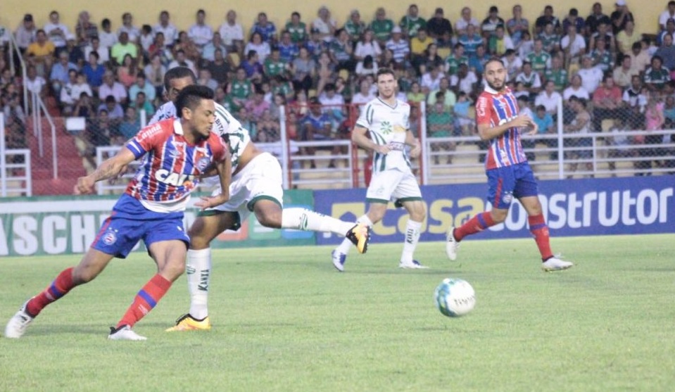 Hernane Brocador foi marcado de perto pela defesa do Luverdense - Fotos: Diogo Carvalho/ Assessoria LEC