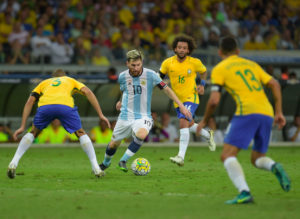 Bauza está ameaçado, faz mudanças na Argentina e testa Pratto no lugar de Higuaín