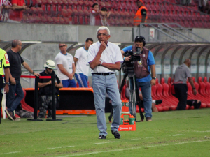 Série B: Ciente das 'malas brancas', Givanildo pede foco ao elenco do Náutico