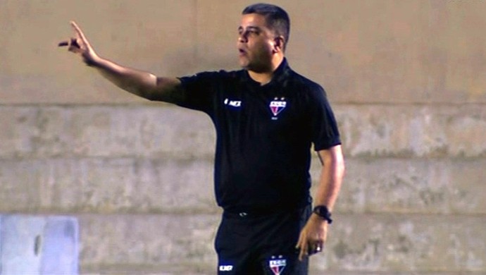 O técnico Marcelo Cabo foi o escolhido para comandar os melhores da 36ª rodada