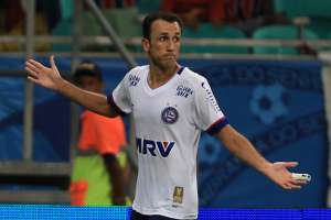 Santos oferece atacante revelado no São Paulo em troca por Michel Bastos