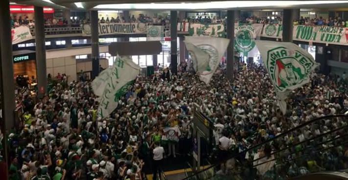 Perto do título, palmeirenses foram dar apoio à delegação antes do embarque para Minas Gerais