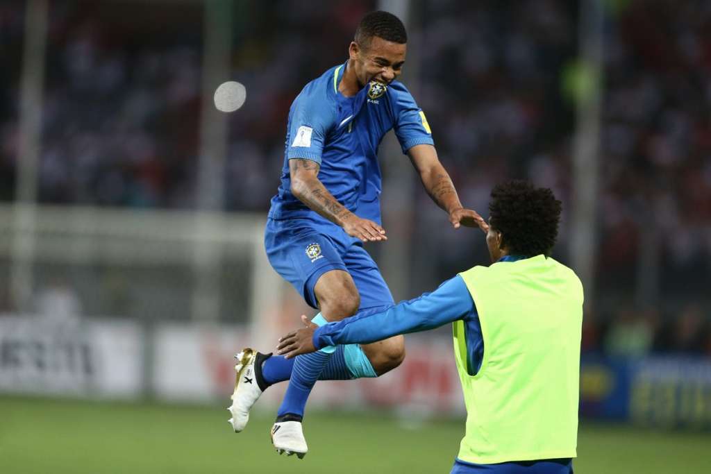 Jesus brilha e deixa o seu diante do Peru