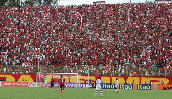 Torcida do Vitória empurrou time para cima do Figueirense, goleado e rebaixado para a Série B Torcida do Vitória empurrou time para cima do Figueirense, goleado e rebaixado para a Série B