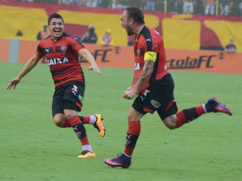 Willian Farias comemora o primeiro gol, após foguete disparado de fora da área