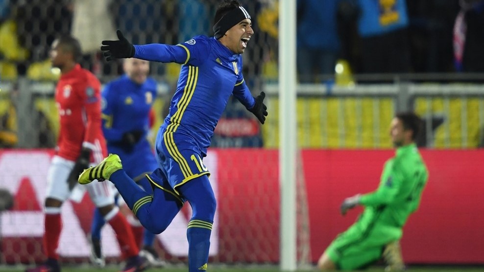 Noboa comemora o gol da vitória história do Rostov sobre o Bayern de Munique