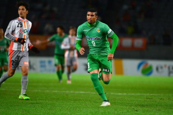 Alan Pinheiro comemora bom momento individual no Verdy Tokyo