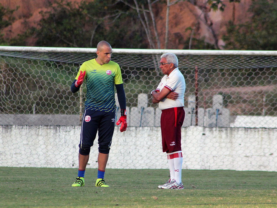 Givanildo de Oliveira conversou muito com o goleiro Julio Cesar