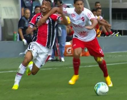 Geovane, à direita, foi expulso ao dar cotovelada em adversário Geovane, à direita, foi expulso ao dar cotovelada em adversário