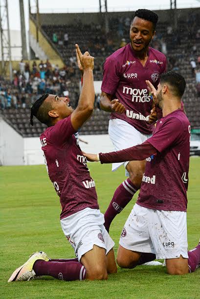 Bruno Lopes fez o segundo gol da Ferroviária aos 7 minutos