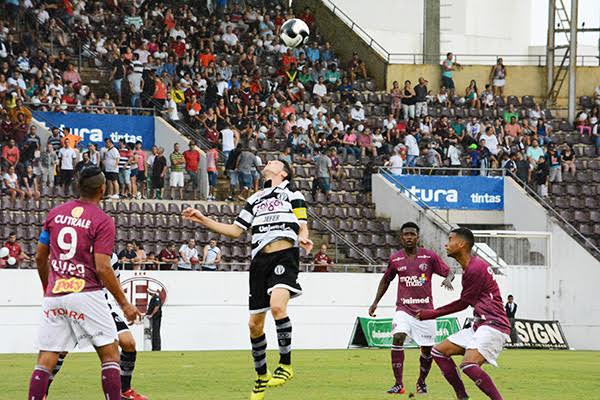 O jogo foi repleto de lances de perigo e a bola aérea teve muita culpa nisso