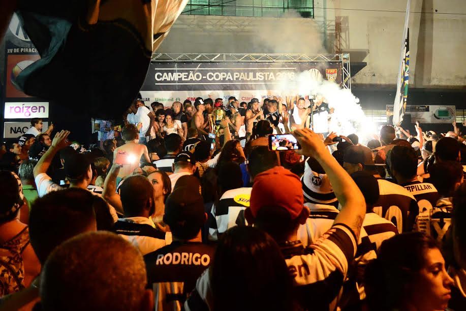 Em caminhão do Corpo de Bombeiros, XV desfila por Piracicaba com campeões  da Copa Paulista
