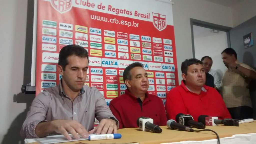 Léo Condé (à esq.) foi apresentado oficialmente pelo presidente do CRB, Marcos Barbosa (ao centro) - Eduardo Vieira/Rádio CBN/Correio