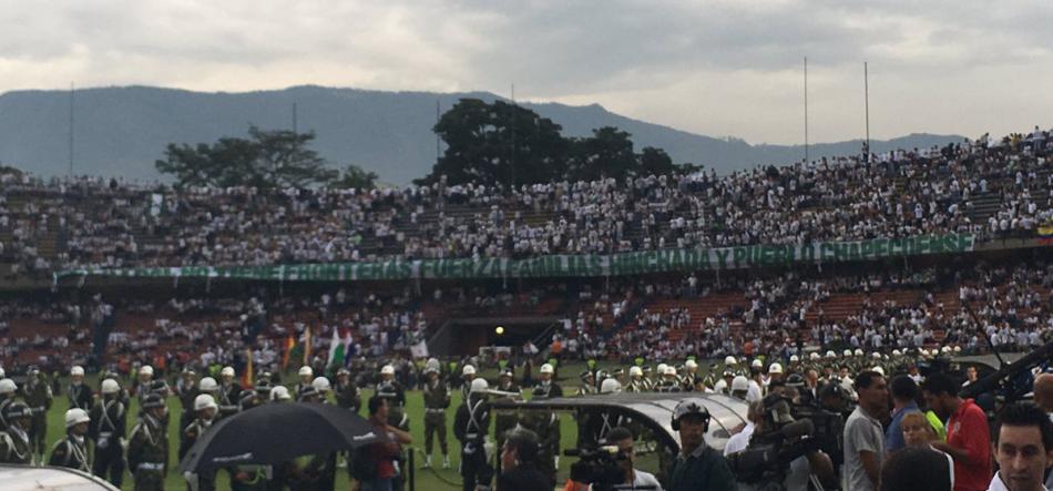 Torcida do Atlético Nacional faz bonito na homenagem à Chapecoense
