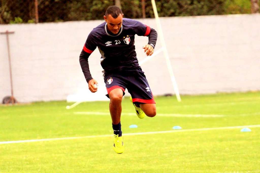 Diones deixa o Joinville e lamenta rebaixamento da equipe para a Série C do Brasileiro 