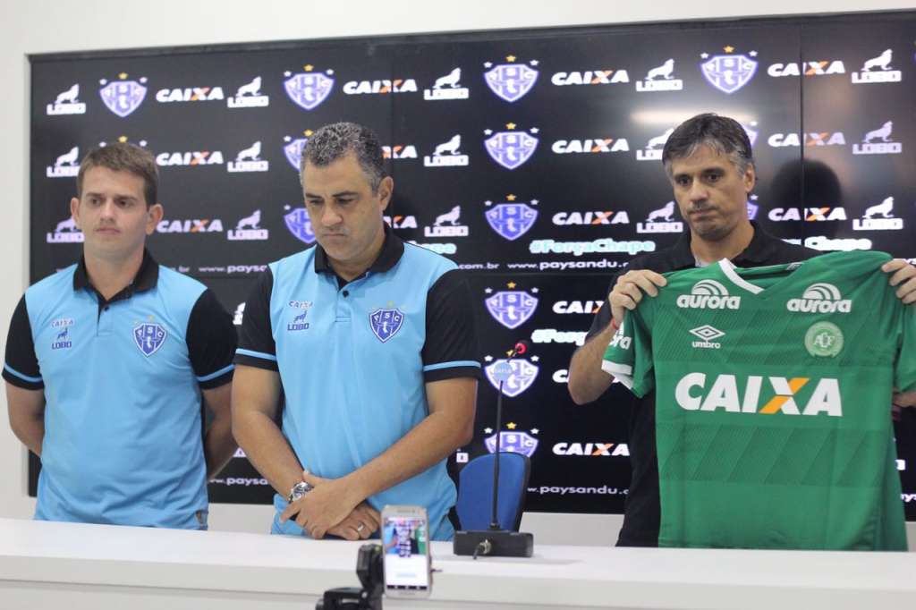 A apresentação de Marcelo Chamusca (ao centro) teve um minuto de silêncio pela Chapecoense - Fernando Torres/Paysandu SC