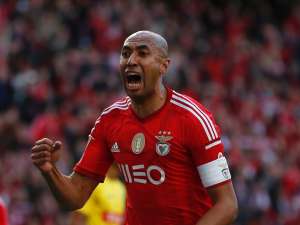 Santos se aproxima de Luisão, zagueiro ídolo do Benfica