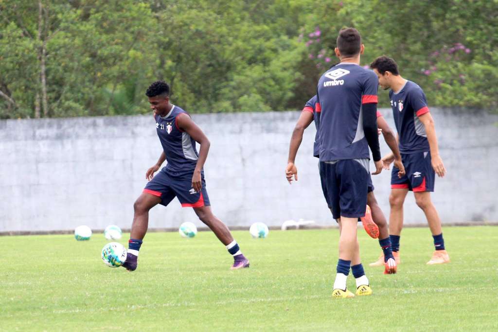 'Se tiver que permanecer no Joinville, ficarei com muito prazer e vou procurar honrar essa camisa sempre', disse - Divulgação / Joinville