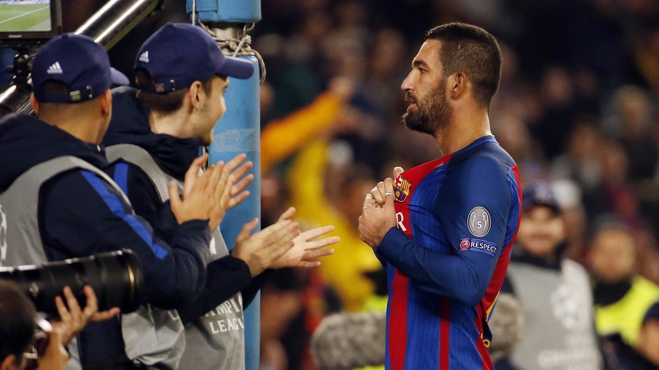 O turco Arda Turan foi o grande destaque na goleada do Barcelona com três gols