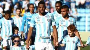 Após ressurgir no Avaí, ex-zagueiro de Ponte e Corinthians negocia retorno ao Santos