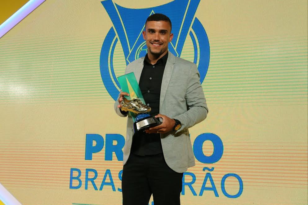Artilheiro do Brasileirão, William Pottker, da Ponte, se emociona ao receber prêmio 2 0002050214344 img