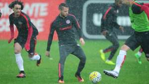 Santos aproveita rebaixamento e mira contratação de Valdívia e Nico Lopez, do Inter