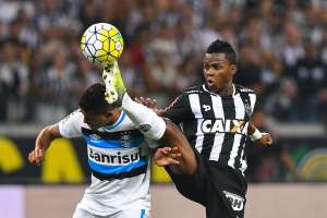 Santos contrata Cléber, ex-Corinthians, e mira Cazares, do Atlético-MG