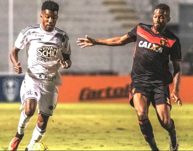 Rhayner, à esquerda, foi o maior articulador da Ponte Preta no Brasileirão