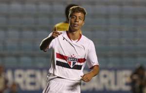 Com elenco do São Paulo de férias, Lucas Fernandes volta a correr no gramado