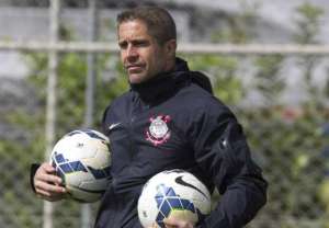 Sylvinho descarta assumir o Corinthians antes de concluir curso na Europa