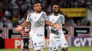 Botafogo despista sobre Pottker, mas confirma negociação por Montillo