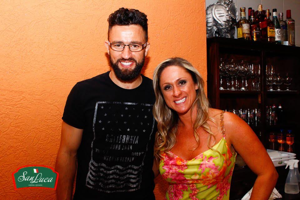 Alex Bruno e Sara na nova pizzaria do casal