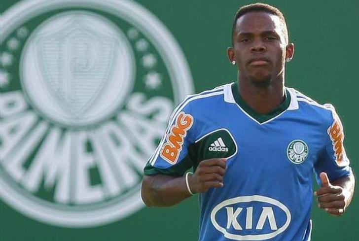Patrick, de 24 anos, pertence ao Palmeiras e chega por empréstimo ao São Bernardo