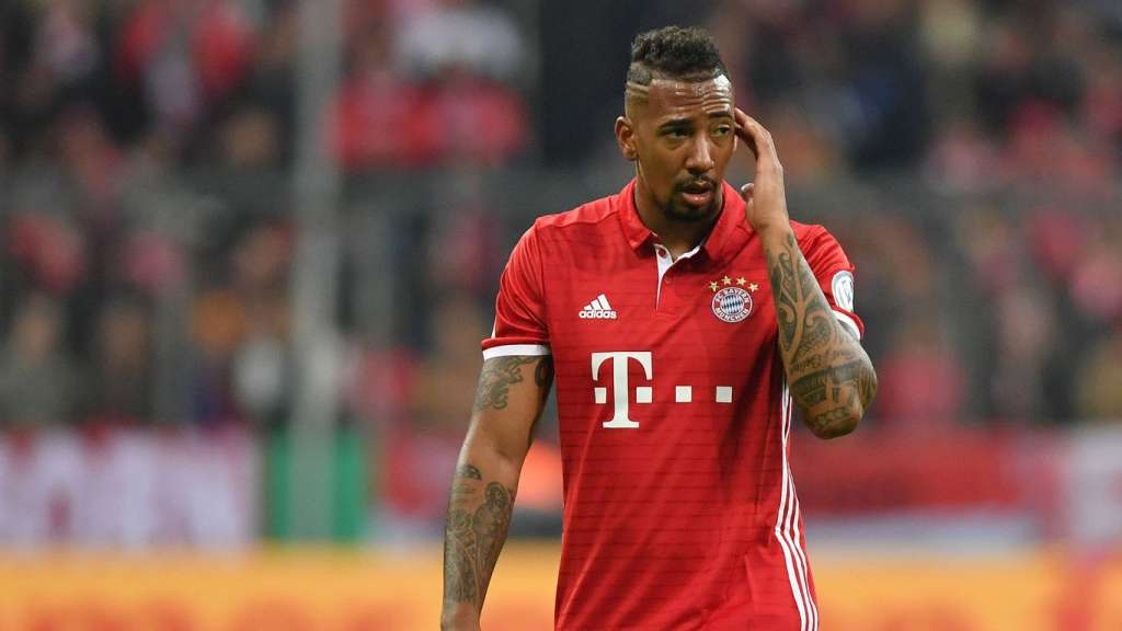 O zagueiro Jerome Boateng foi submetido a cirurgia nesta terça-feira, em Munique, e será desfalque por seis semanas